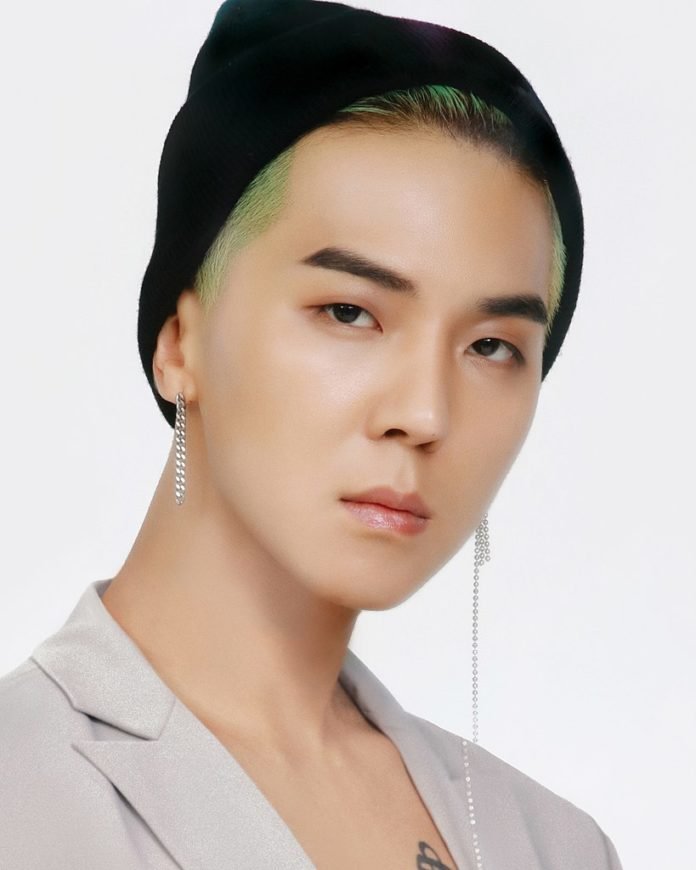 5 phụ kiện trang sức sành điệu của rapper Song Mino (nhóm WINNER) dây chuyền khuyên tai kính mát mũ phụ kiện trang sức rapper Song Mino thời trang nam thời trang sao Hàn túi xách Winner