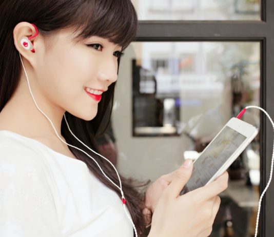 tác hại của điện thoại đối với da