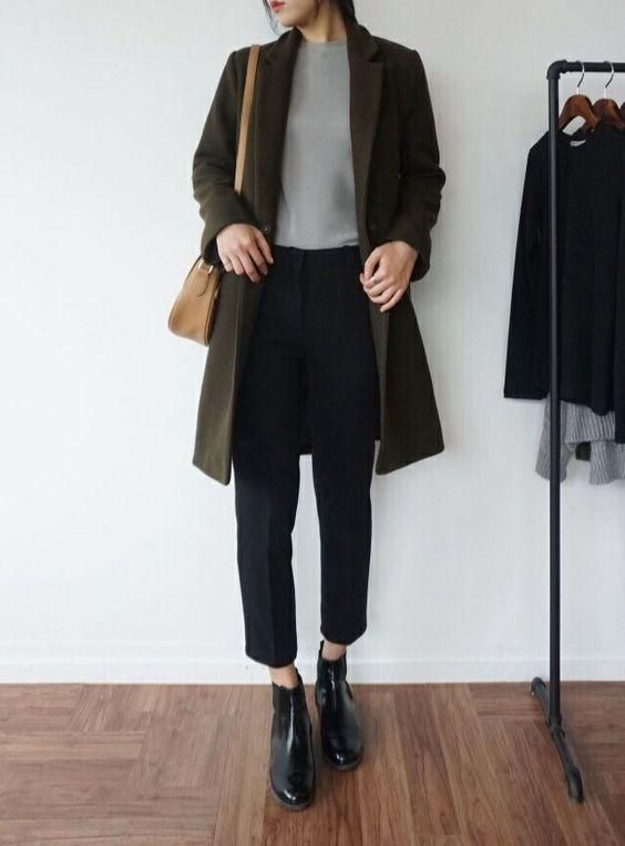 Áo len kết hợp với áo khoác dáng dài và quần ống đứng