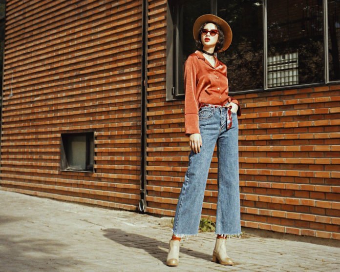 Jeans dáng suông xé gấu tua rua