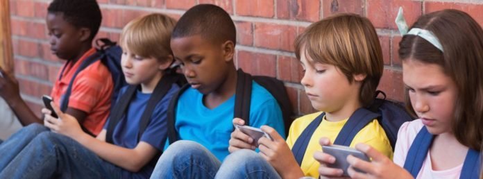 trẻ em nghiện smartphone