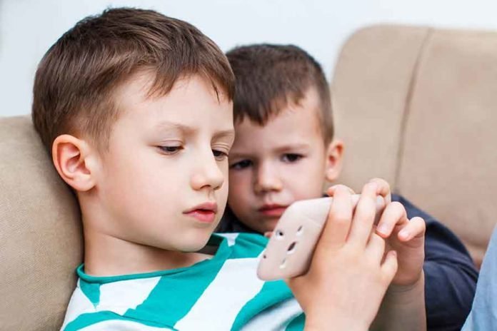 trẻ em và smartphone