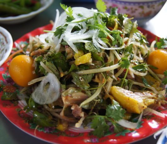 Du lịch Hội An: Tự tin cầm 100.000 đồng “ăn sập” phố cổ trong một nốt nhạc Cơm gà bà Nga