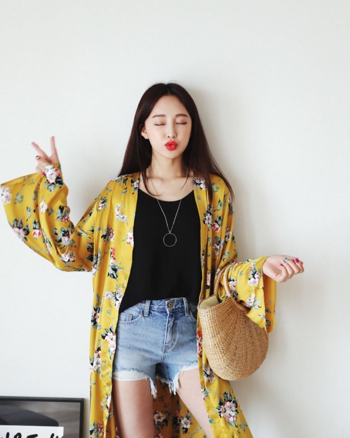 Shorts jeans với áo dây và áo choàng 