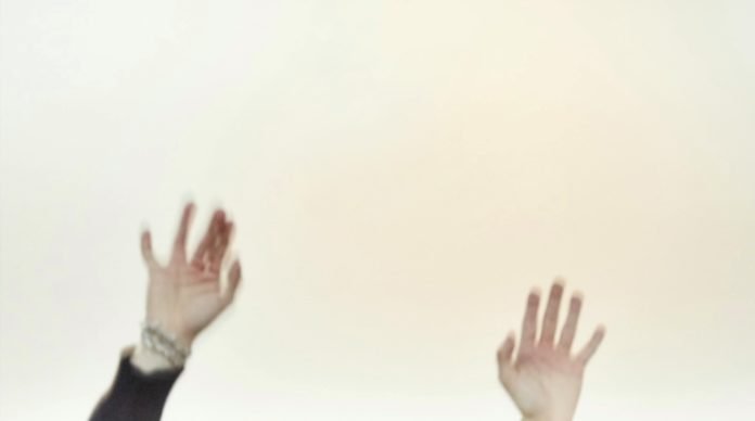 Bức ảnh "Hẹn gặp lại" siêu nổi tiếng của Jin và Suga