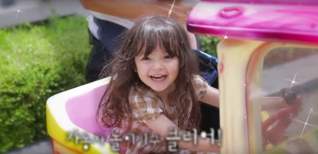 Con gái nhỏ Na Eun của siêu sao tuyển Hàn Quốc “đốn tim” khi nói được 4 thứ tiếng trên “The Return of Superman”