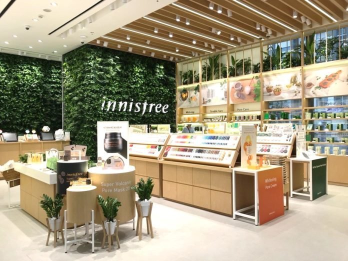 Innisfree nổi tiếng với các sản phẩm chăm sóc da thuộc dòng Trà xanh (The Green Tea Seed), Tro núi lửa (Jeju volcanic) và các sản phẩm trang điểm như phấn phủ Innisfree No-Sebum Mineral Powder hay Mặt Nạ giấy Innisfree It’s Real Squeeze Mask. (ảnh: Internet)