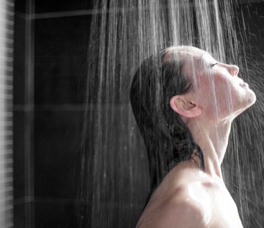 5 tác hại của tắm đêm lâu ngày ảnh hưởng cực xấu tới sức khỏe Tắm đêm