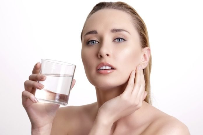 Uống đủ nước chưa chắc đã cải thiện được tình trạng da khô (Nguồn: Internet)