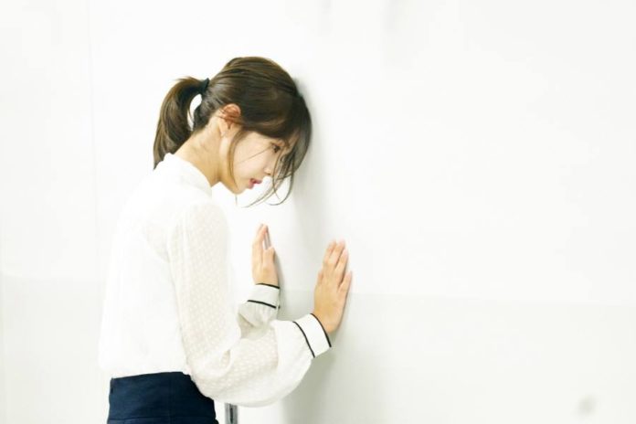 Han Yeo Reum dựa vào tường lấy can đảm khi phải đi xử lý một khách hàng "khó nhằn". (Ảnh: Internet)