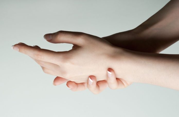 Đôi tay cần được chăm sóc cẩn thận, đặc biệt vào mùa hanh khô. (Nguồn: Internet)