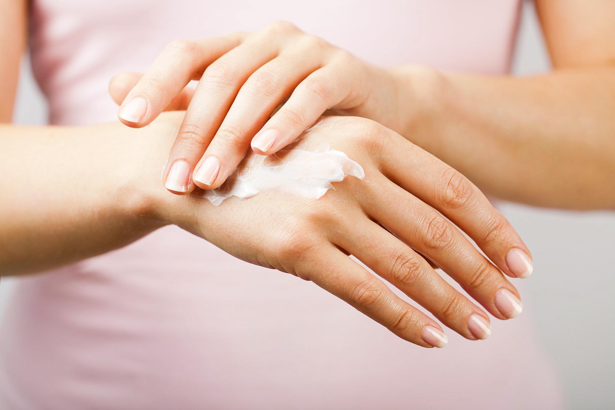 5 cách chăm sóc da tay mịn màng trong thời tiết hanh khô hiệu quả nhất -  BlogAnChoi