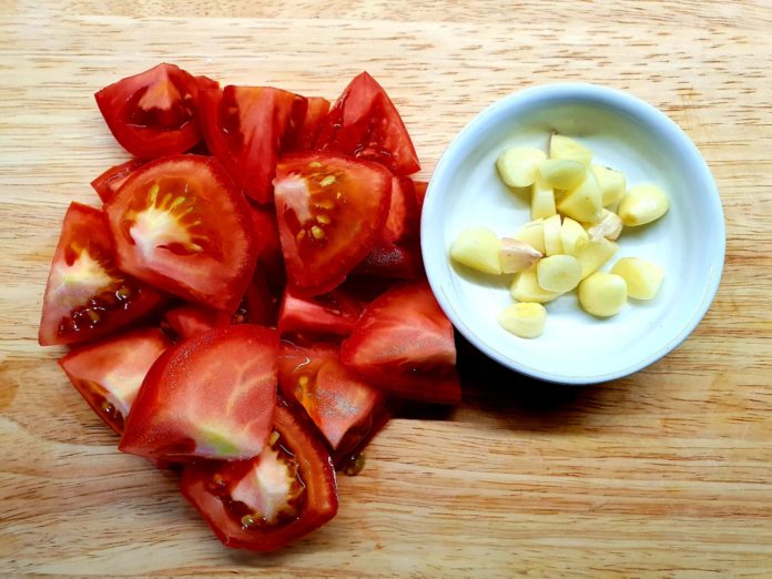 Cà chua và tỏi cắt thành từng miếng nhỏ. (Nguồn BlogAnChoi)