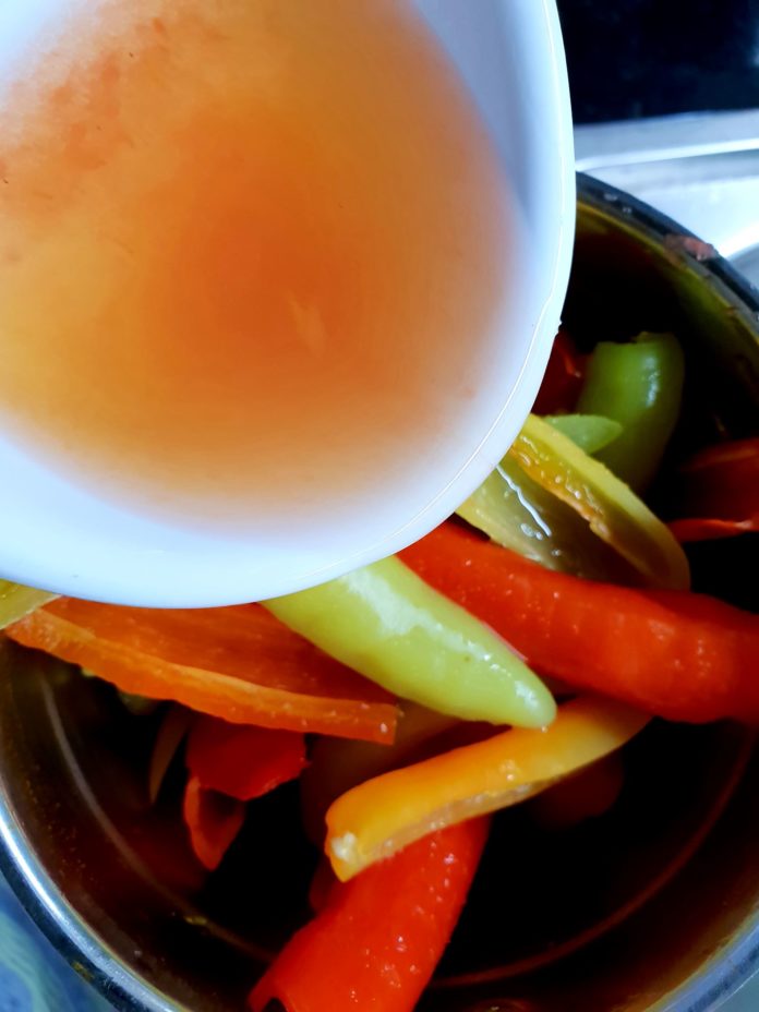 Đổ ớt, cà chua, tỏi và nước luộc vào máy xay và xay nhuyễn. (Nguồn BlogAnChoi)