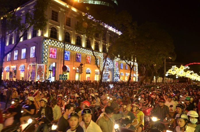 Đường phố Việt Nam dịp Giáng sinh