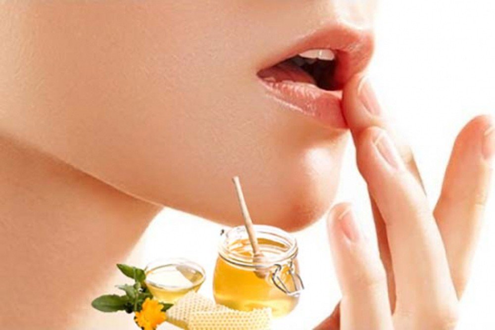 Trị thâm môi bằng mật ong
