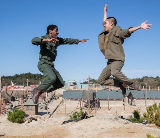 Phim mới của EXO D.O – “Swing Kids”: Mãn nhãn với những hình ảnh chân thực về nhà tù năm 1950s Swing Kids