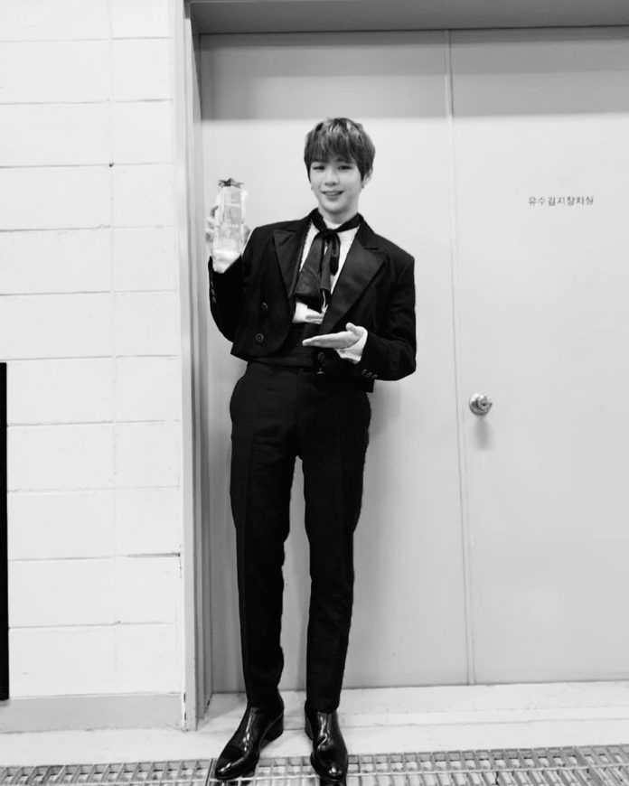 Daniel nhận được giải Rookie of the Year tại MBC 2018 Entertainment Awards (Ảnh: thisisdaniel_k)