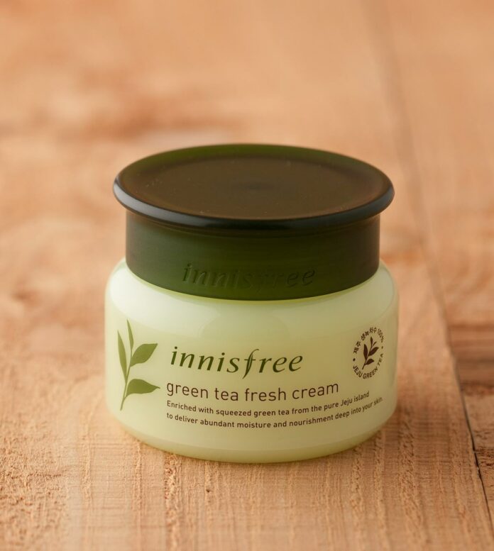 Kem dưỡng ẩm Innisfree Green Tea Fresh Cream nằm trong bộ sưu tập Green Tea nổi tiếng