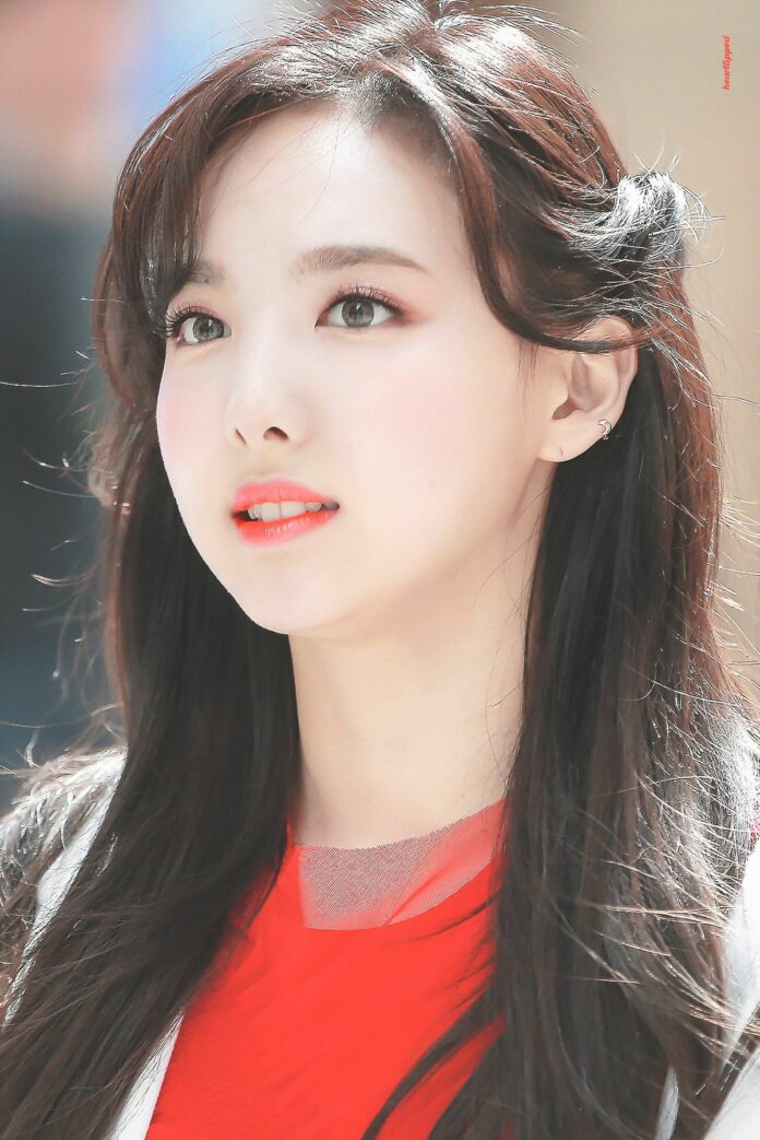 Nayeon là "chị cả" nhà TWICE (Ảnh: Twitter)