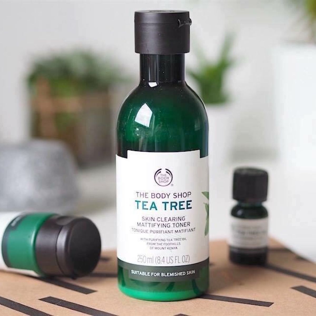 Nước hoa hồng The Body Shop Tea Tree Skin Clearing Mattifying Toner 