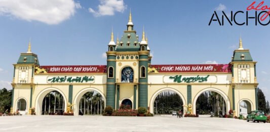 Cổng chào khu du lịch Happyland