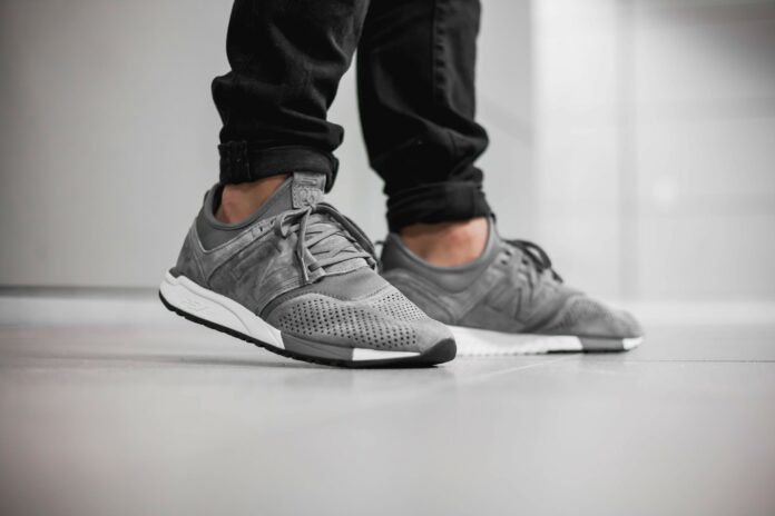 Bạn có thể để hai chân ngang bằng, nhưng tư thế một chân bước lên trên vẫn giúp giữ cân bằng tốt hơn cả