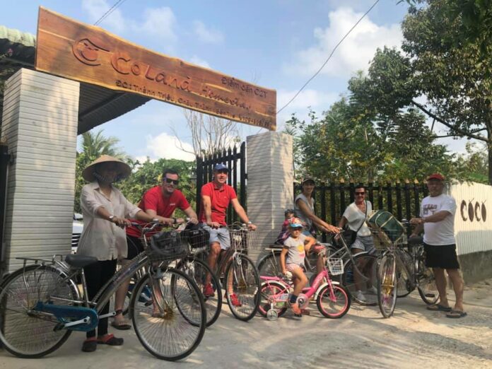 Đoàn du khách nước ngoài tham gia chạy xe đạp quanh làng