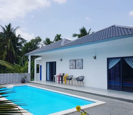 Khung cảnh hồ bơi tại Cocoland Homestay