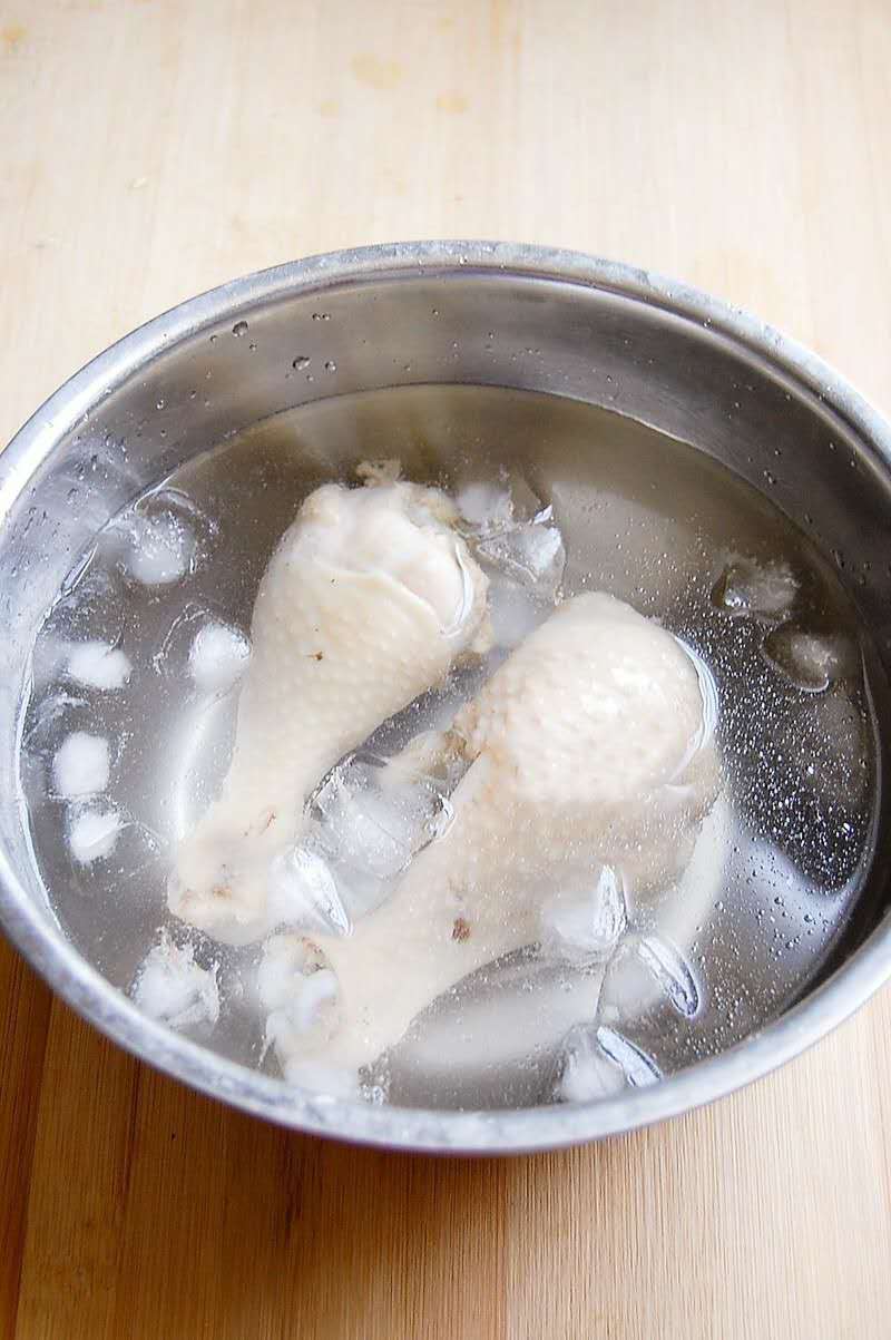 Cho đùi gà đã chín vào tô đá để làm lạnh