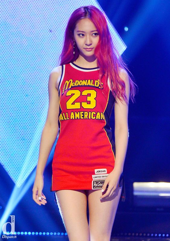 Màu tóc đỏ cùng body siêu chuẩn giúp Krystal chiếm trọn spotlight sân khấu.
