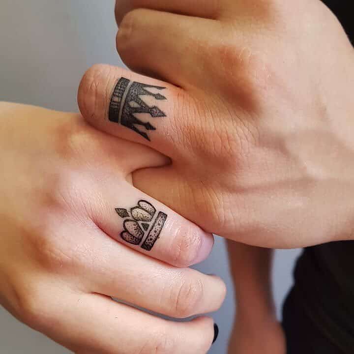 Tattoo rings độc đáo làm say lòng các tín đồ yêu thích xăm hình. Với sự phát triển của nghệ thuật xăm hình, năm 2024, các nghệ sĩ đã tạo ra những mẫu hình in xăm giống như chiếc nhẫn độc đáo, làm nổi bật vẻ đẹp của ngón tay.
