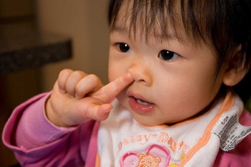 Trẻ cho tay vào ngoáy mũi là một trong số những nguyên nhân gây chảy máu cam
