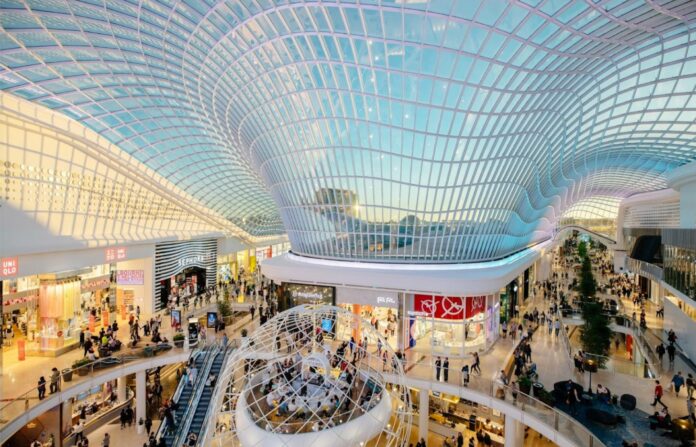 Một tín đồ mua sắm có thể dành cả ngày trời ở các trung tâm thương mại - đi du lịch tự túc sẽ giúp bạn có thời gian thỏa mãn đam mê của chính mình. (nguồn: Internet).