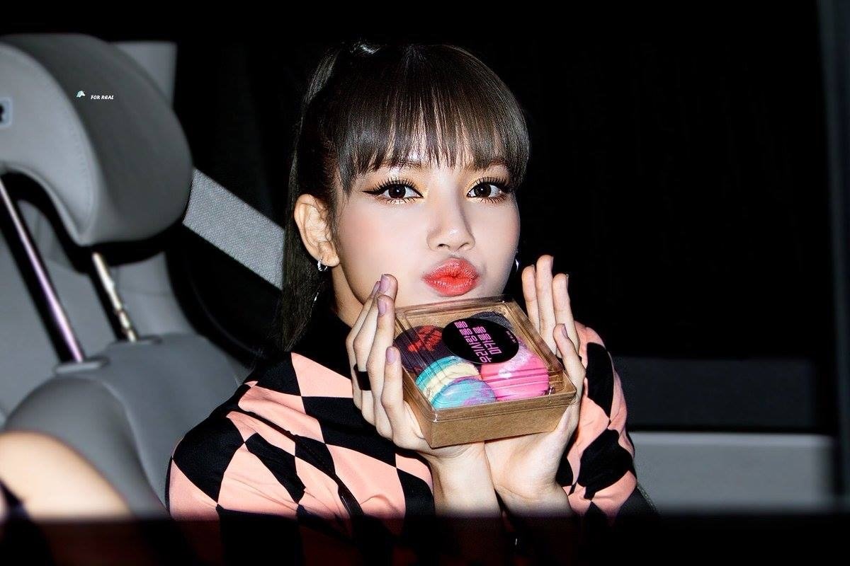 Lisa cũng trở nên "mít ướt" giống cô chị Rosé (Ảnh: @Lisa_ForReal)