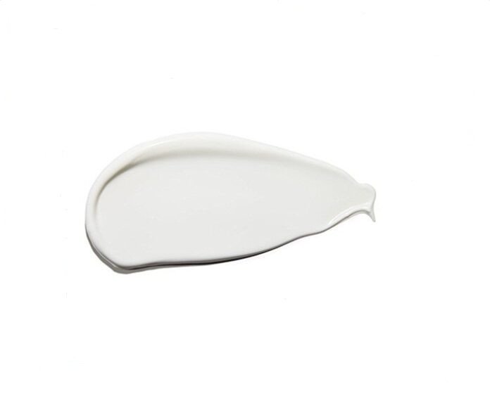 Chất kem màu trắng, hấp thụ nhanh chóng và không gây cảm giác bóng nhờn cho da (ảnh: internet).