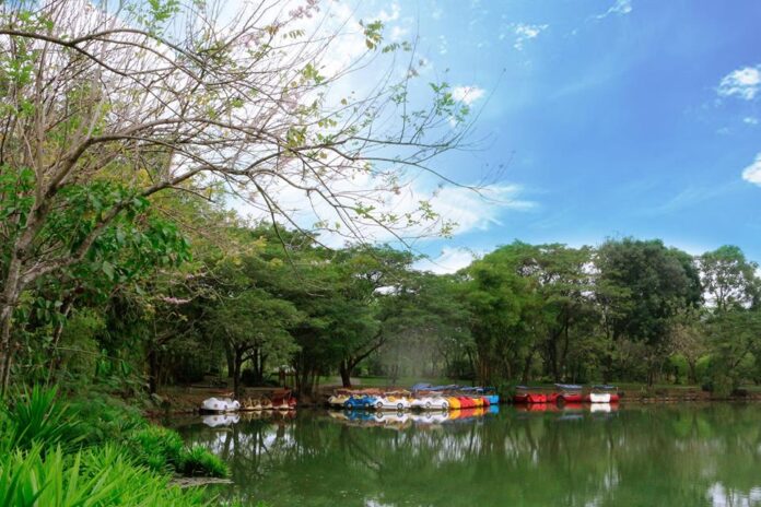 Khung cảnh hồ Tuyền Tâm