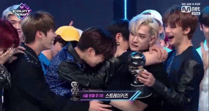 Cả nhóm đã vô cùng xúc động khi được No.1 trên M Countdown (Ảnh: M Countdown)