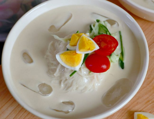 Dùng kèm với trứng gà luộc, dưa chuột và cà chua xắt nhỏ (Nguồn: Maangchi)