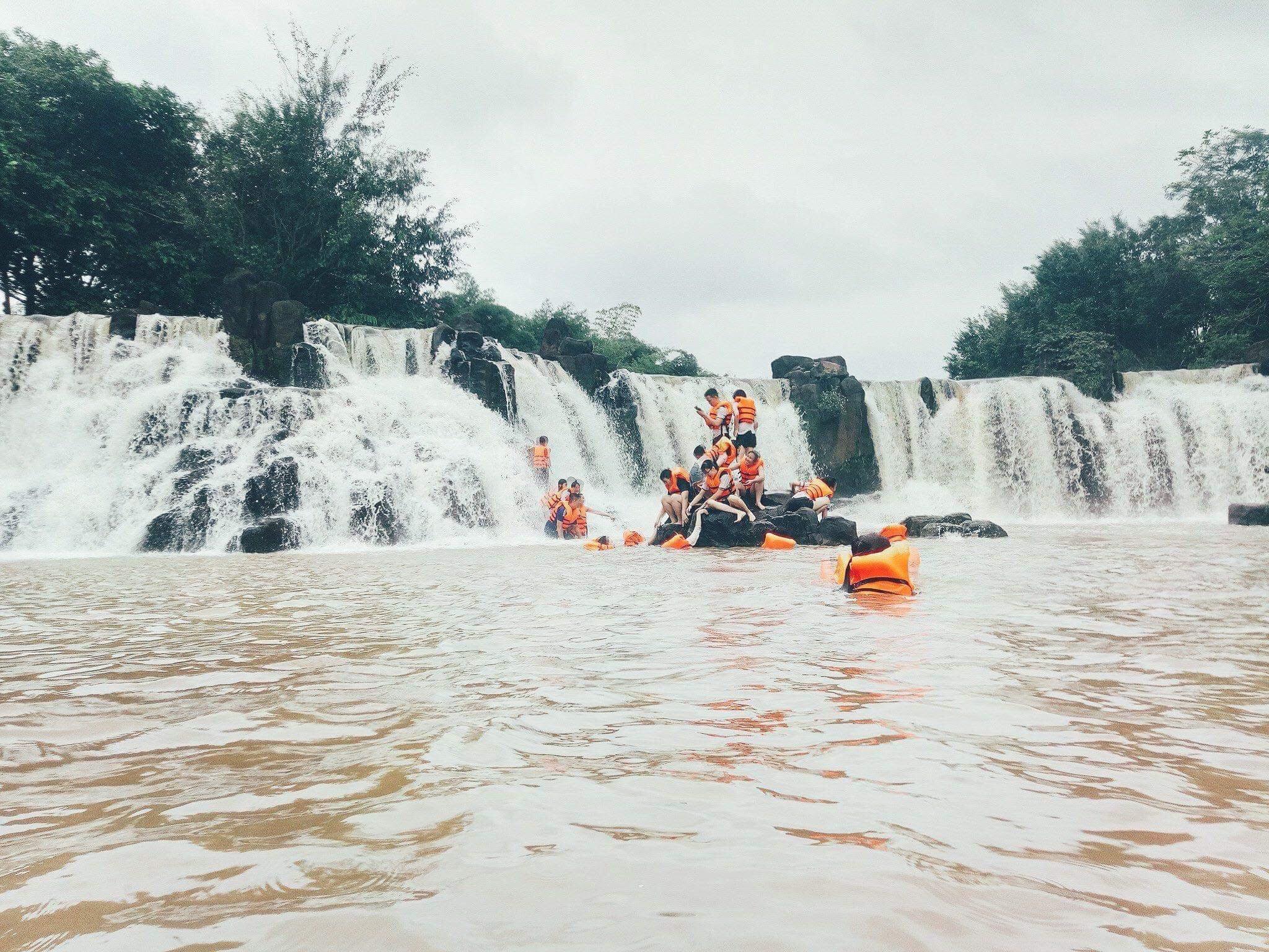 Các du khách đang hoà mình vào dòng thác tại khu du lịch sinh thái Thác Giang Điền