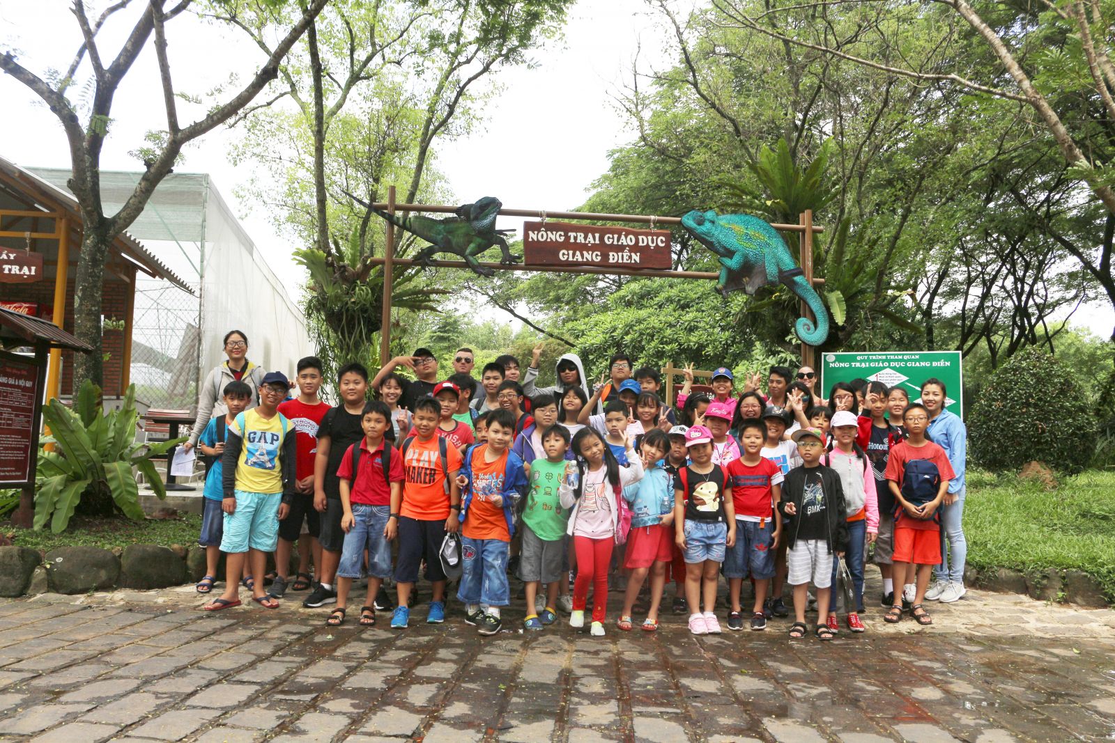 Các em học sinh đến tham quan Nông trại giáo dục 