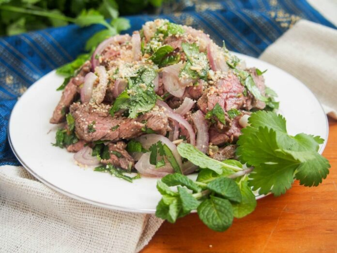 Nam Tok salad thịt bò kiểu Thái