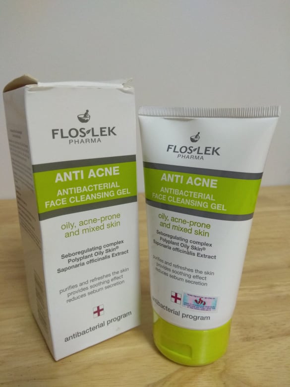 Sữa rửa mặt trị mụn Floslek Antibacterial face cleansing gel. (Nguồn: BlogAnChoi)