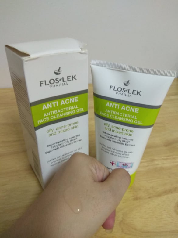 Sữa rửa mặt trị mụn Floslek Antibacterial face cleansing gel. (Nguồn: BlogAnChoi)