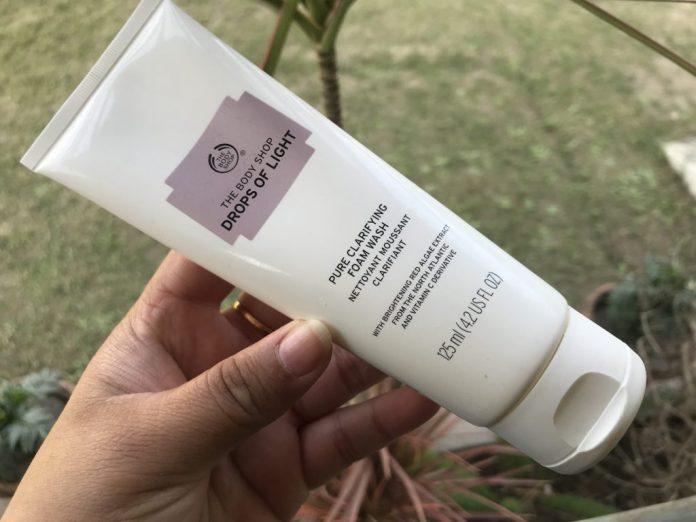 Sữa rửa mặt sáng da The Body Shop Drops Of Light Pure Clarifying Face Wash