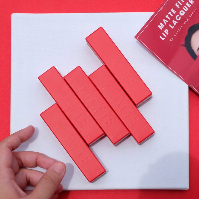 Hộp giấy có màu đỏ rực thể hiện sự cá tính và quyến rũ của bộ sưu tập lần này (nguồn: Internet)