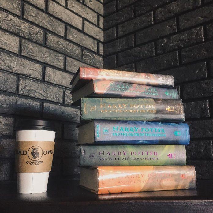 Một cốc cà phê cùng với bộ sách kinh điển sẽ là lựa chọn tuyệt vời cho ngày cuối tuần
