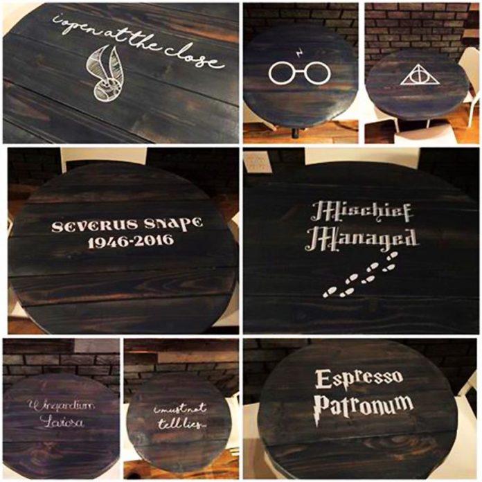 Những dòng chữ trên bàn gợi nhớ đến bộ truyện Harry Potter 