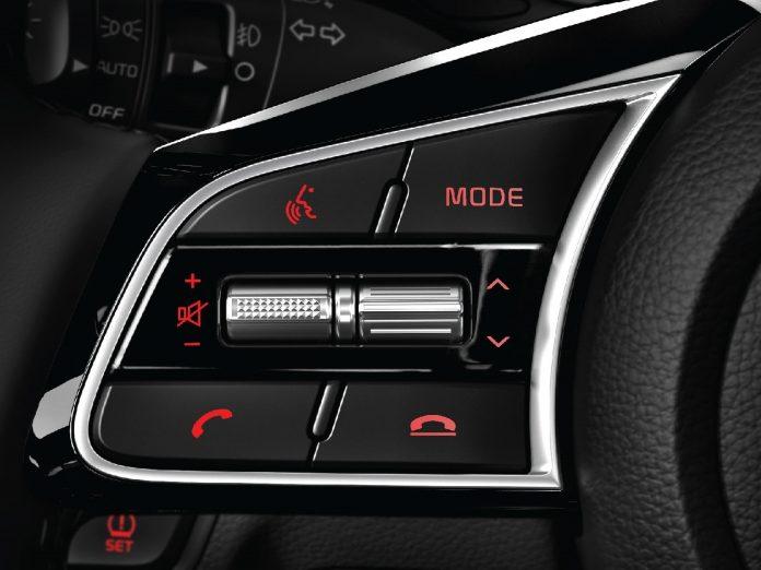 Cụm nút điều khiển âm thanh trên vô lăng thiết kế mới với viền ngoài mạ chrome tạo nên không gian lái hiện đại.