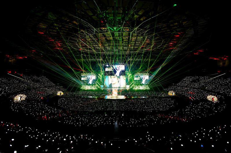 Đêm concert cảm động của EXO Anh cả Xiumin xuất hiện, cầm lightstick